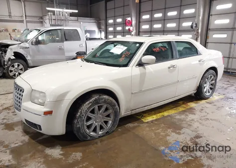 2008 Chrysler 300 Touring z USA, uszkodzony, nr VIN 2C3KK53G08H128890